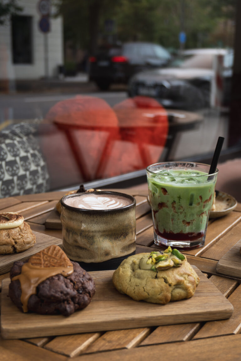 Kava, matcha ir namų gamybos sausainiai ant medinės lentelės