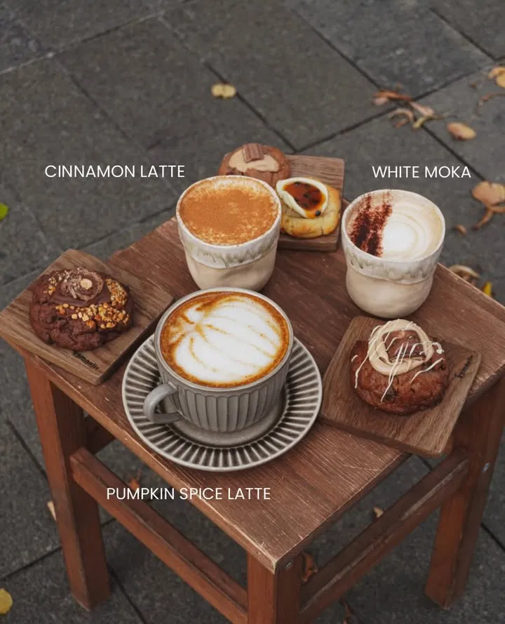 Pumpkin spice latte, cinnamon latte, white moka ir sausainiai